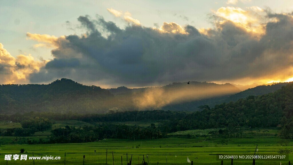 夕陽(yáng)下的山巒與霞光美景