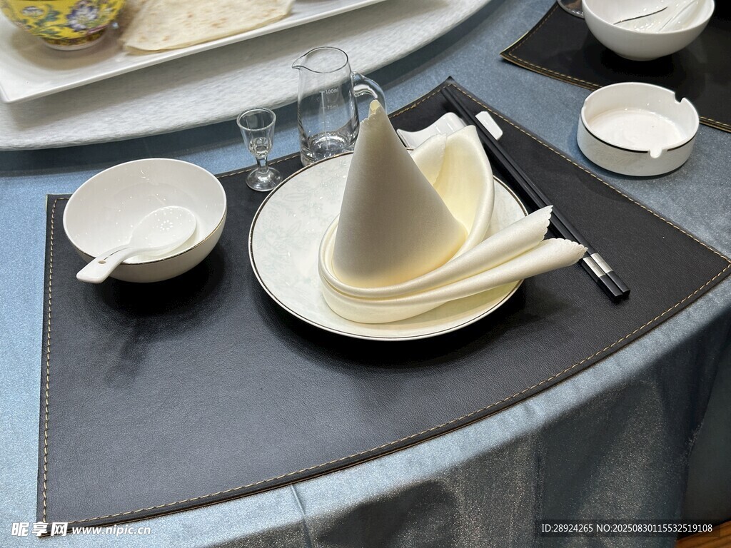 精致餐具擺放在餐桌