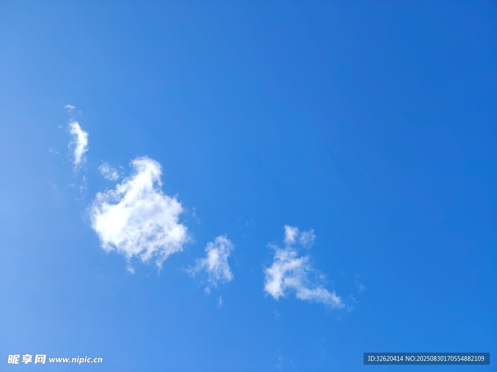 藍天中的幾朵白云