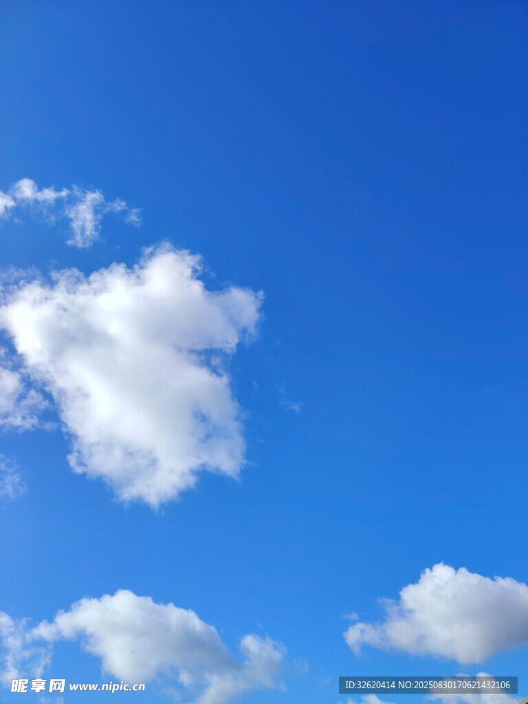 晴朗藍(lán)天中的蓬松白云