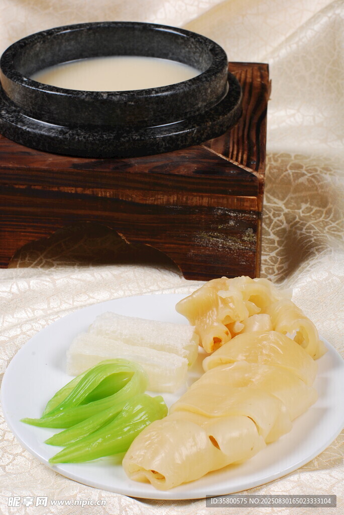 滋補(bǔ)花膠搭配養(yǎng)生湯品