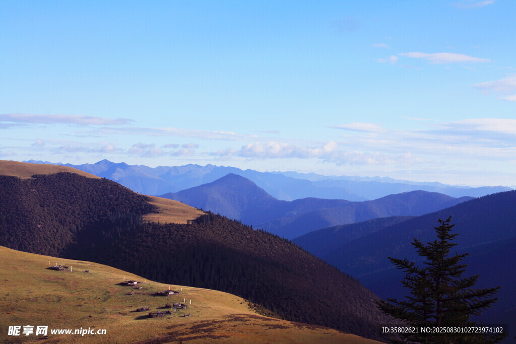 壯麗山景遠(yuǎn)眺連綿山脈
