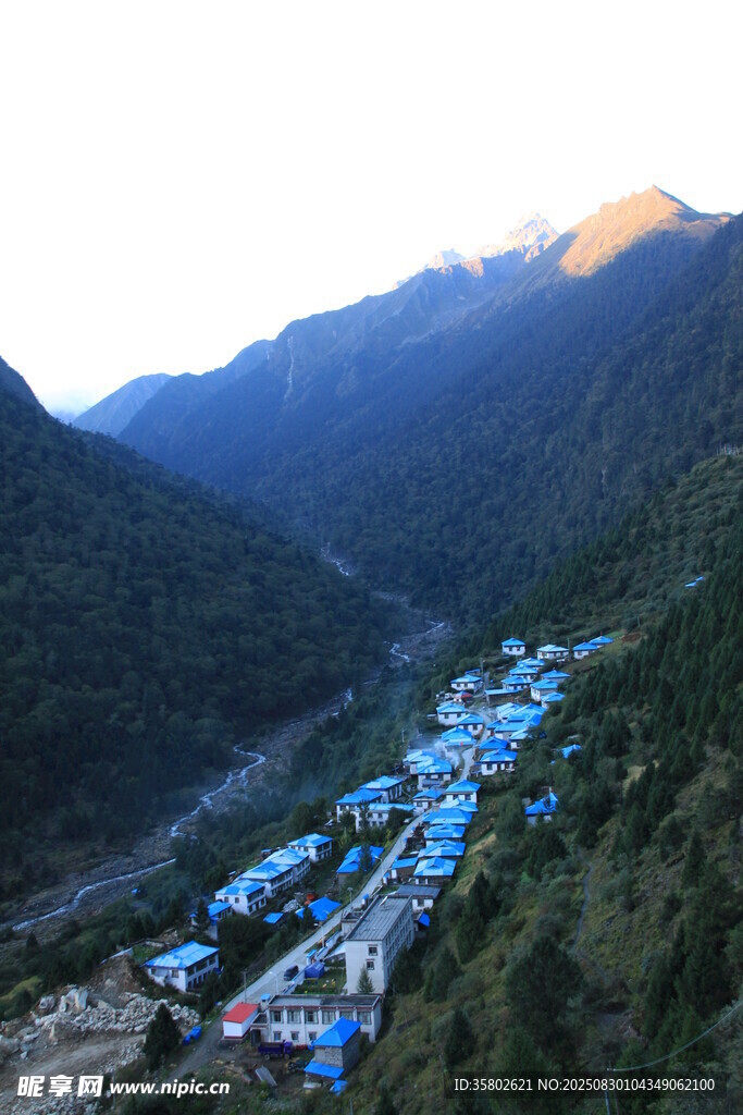 山谷中的村落美景