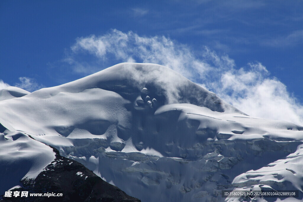 巍峨雪山云繞峰巔