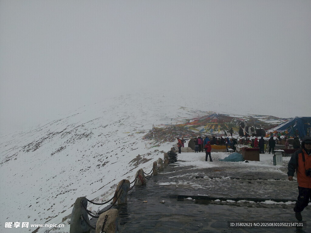 雪山棧道上的游客身影