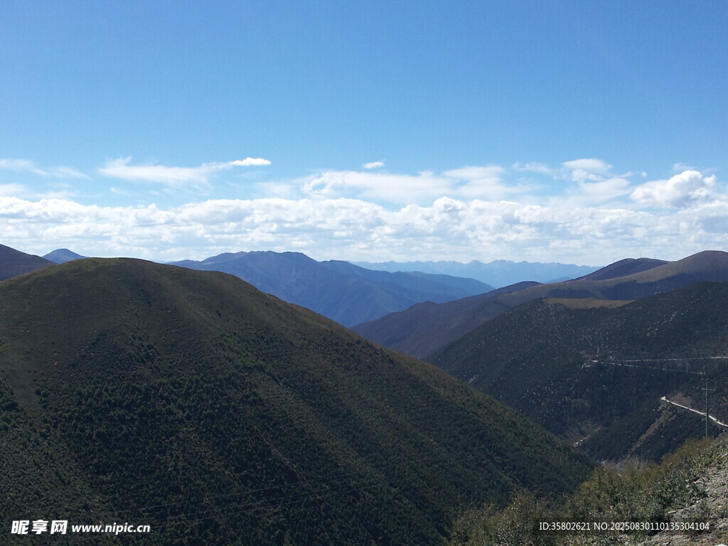 壯麗山巒與藍天美景