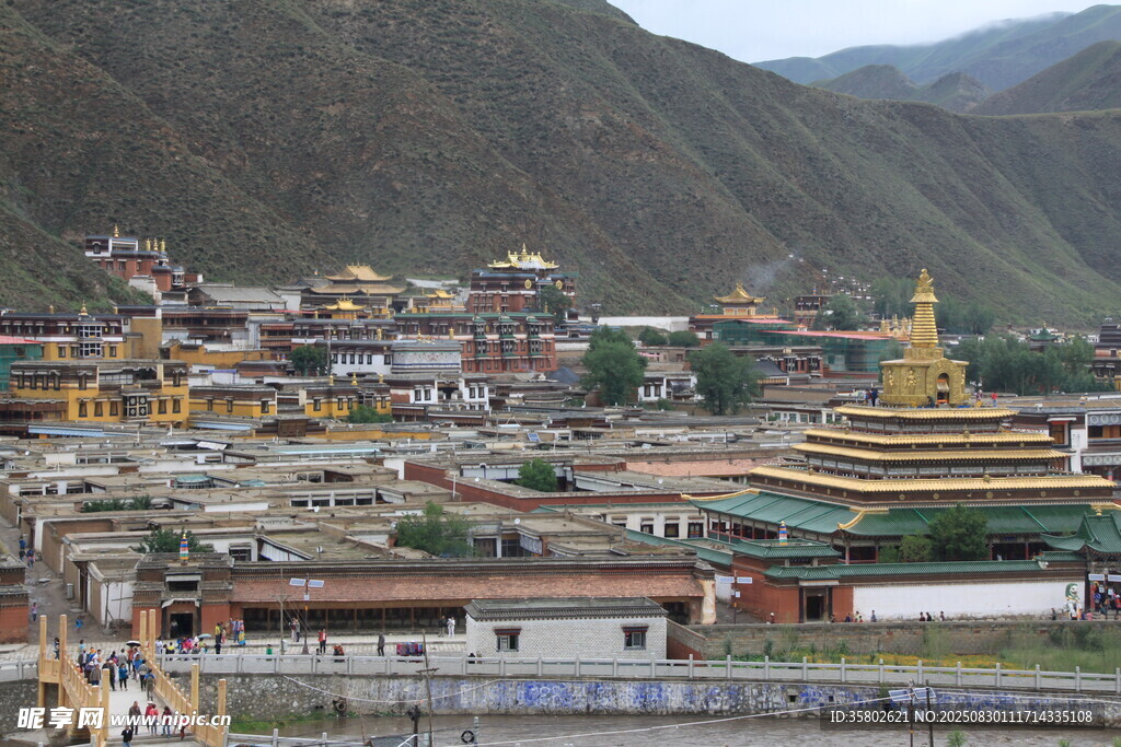 藏區(qū)壯觀寺廟建筑群