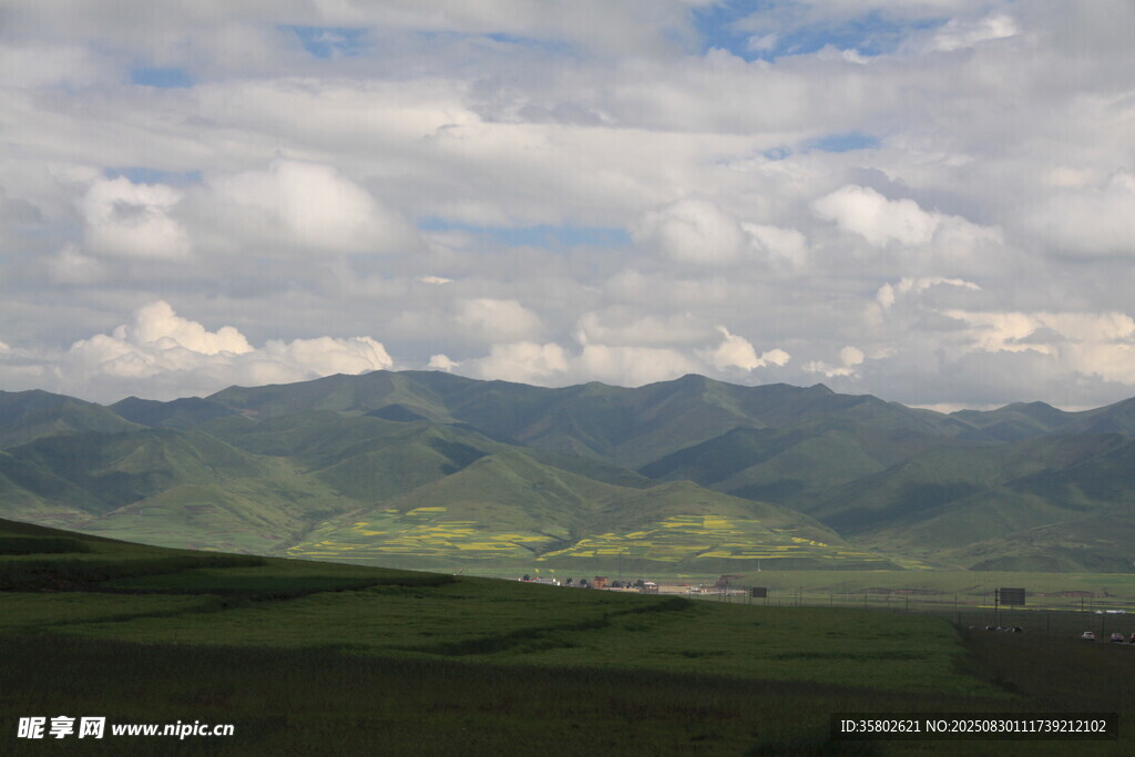 草原山巒間的壯闊風(fēng)景