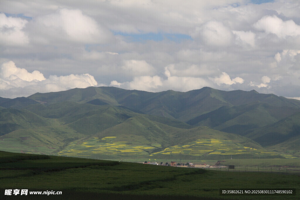 山巒綠野間的壯闊風(fēng)景
