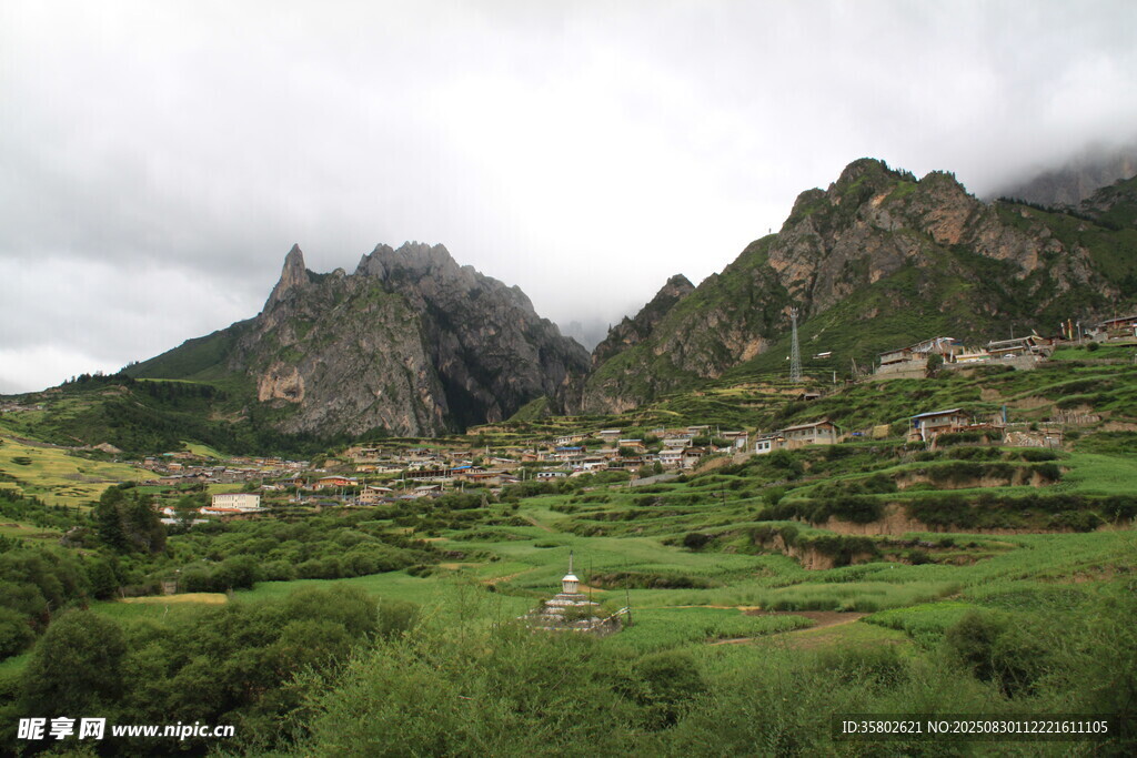 山間村落綠野環(huán)繞的美景