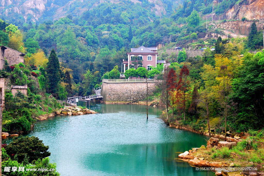 青山環(huán)抱的靜謐碧綠湖水