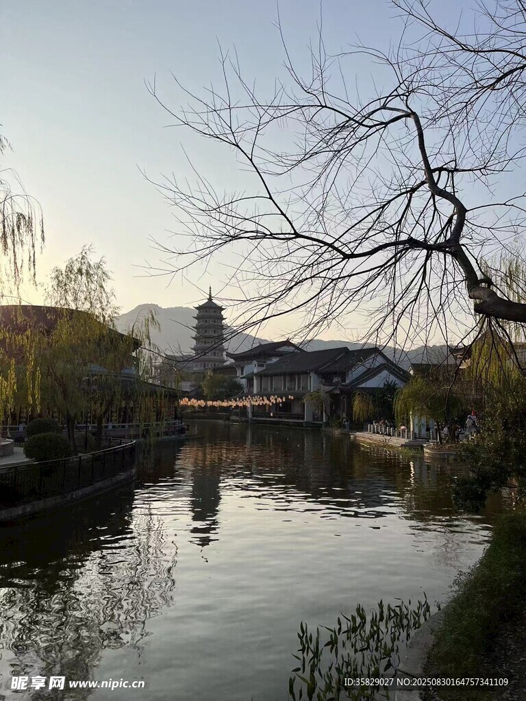 水鄉(xiāng)河畔的靜謐風(fēng)光