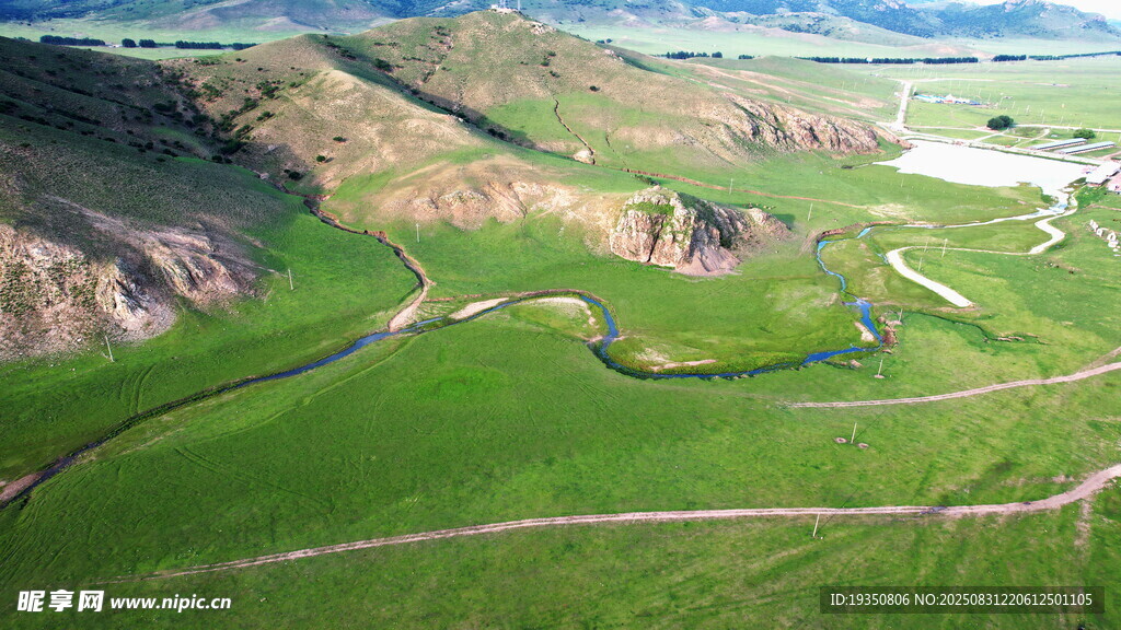 山地草原公路航拍美景