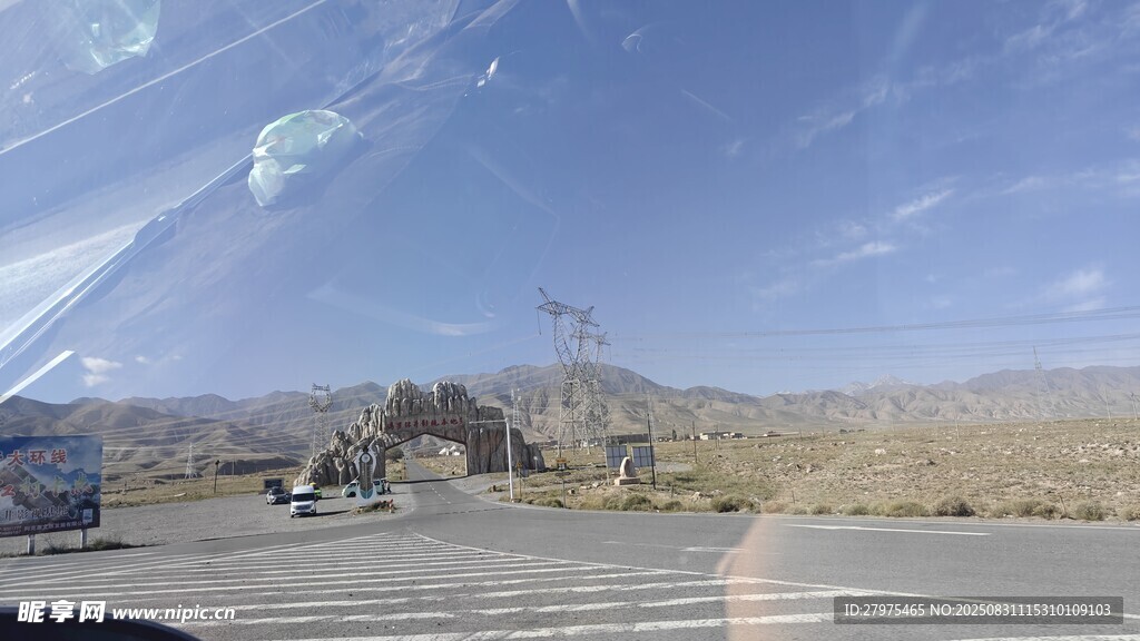 公路邊的戶外露營場景