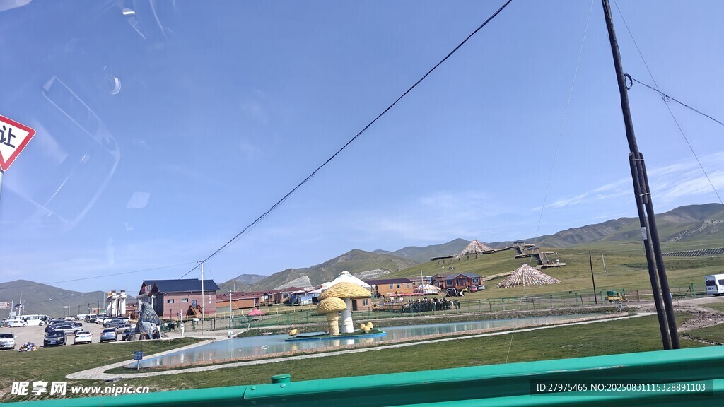 戶外風(fēng)景賽道 遠處山巒