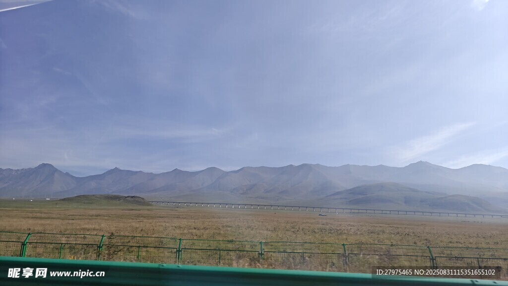 廣闊草原與遠處山巒風(fēng)景