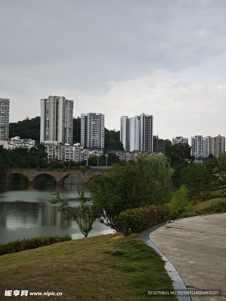 城市湖畔風(fēng)景