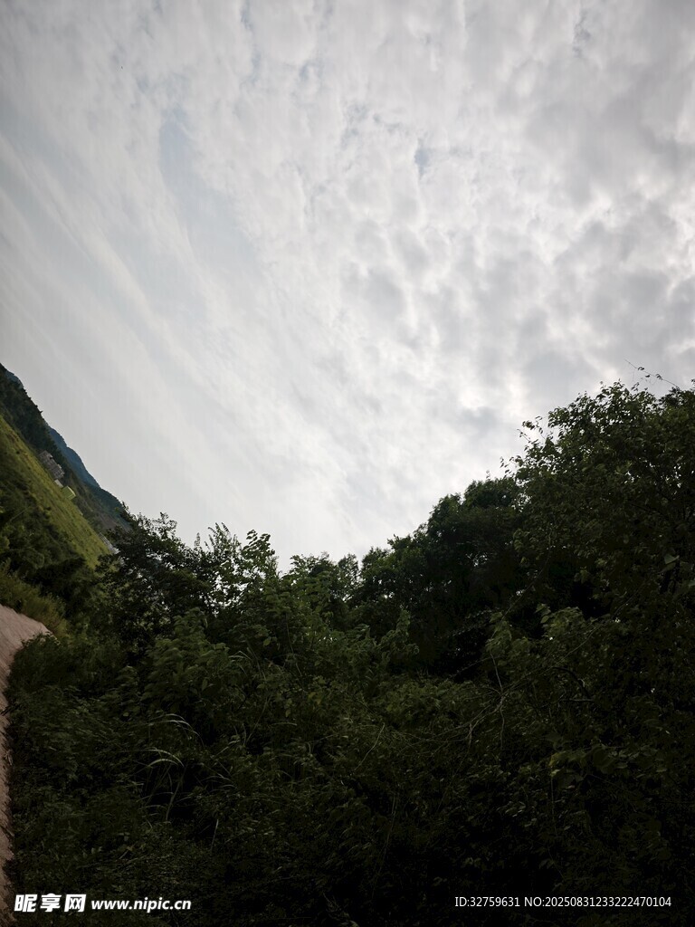 山間云景