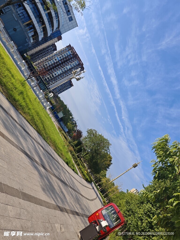 城市街道旁的建筑與綠植
