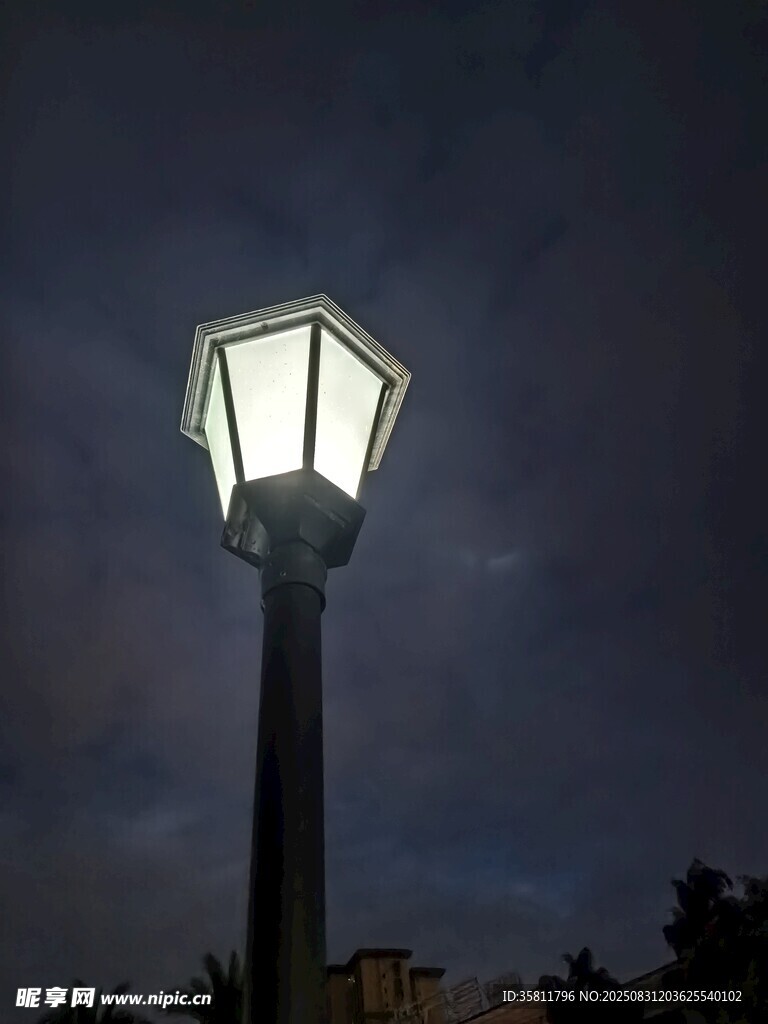 夜幕下點亮的復(fù)古路燈