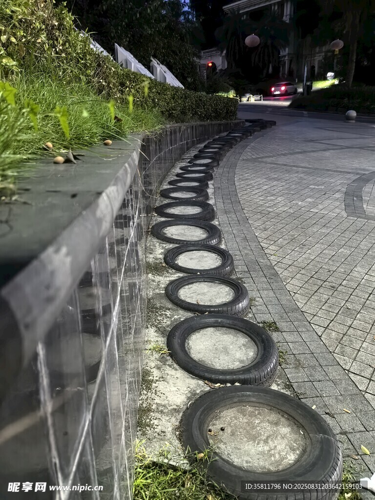 路邊獨特的輪胎裝飾景觀