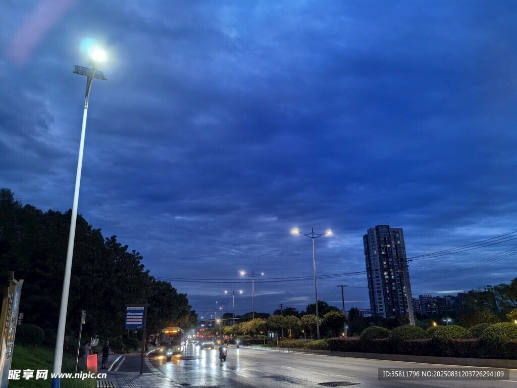 夜幕下的城市道路景觀