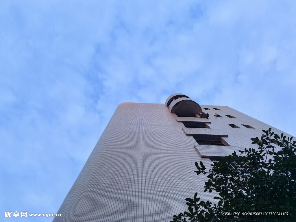 仰視下的白色建筑塔樓