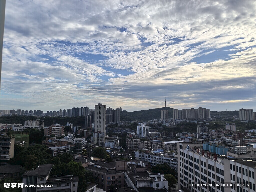 城市天際線與多云天空