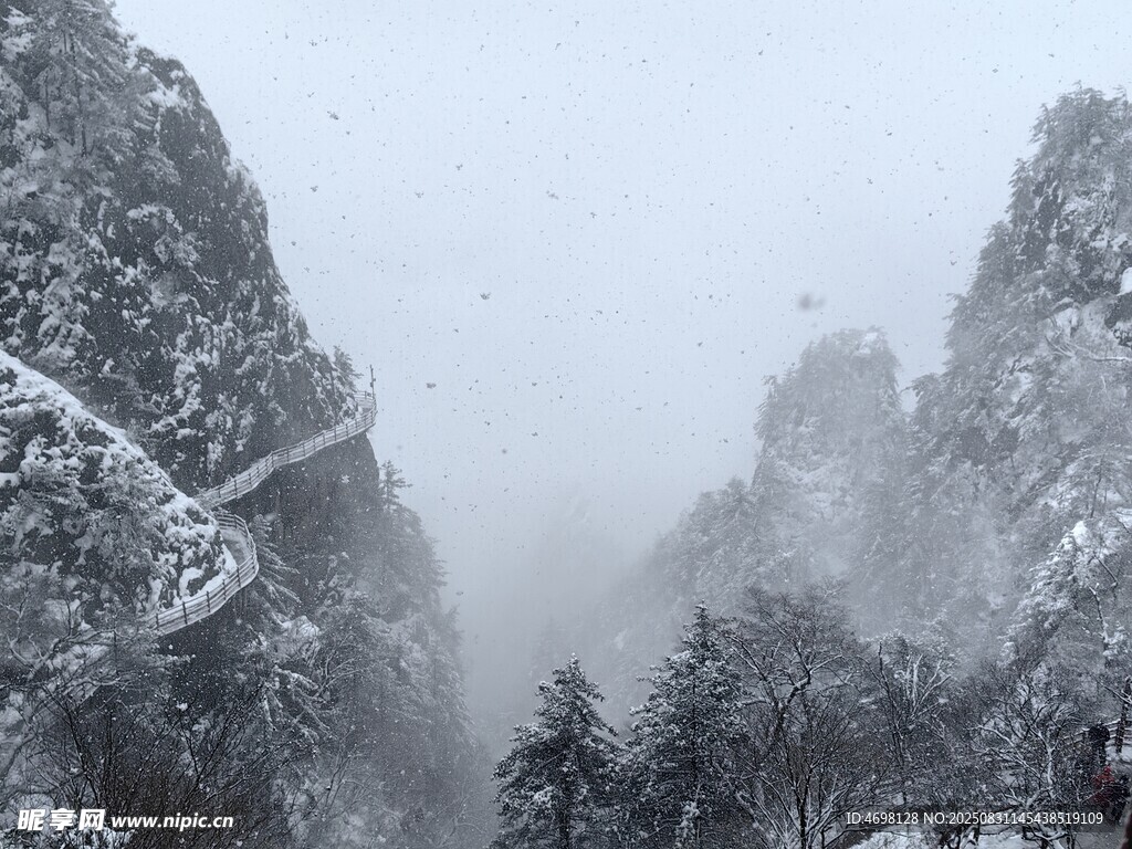 老君山的雪天