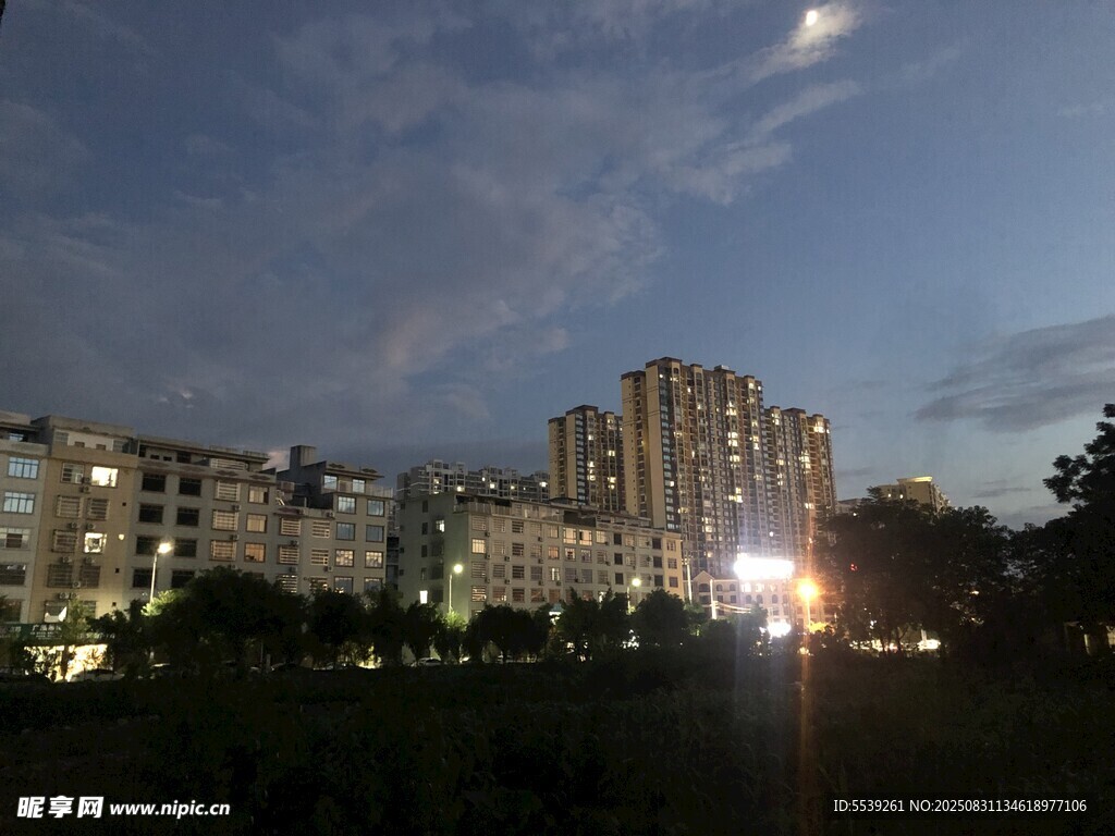 夜幕下的城市建筑景觀