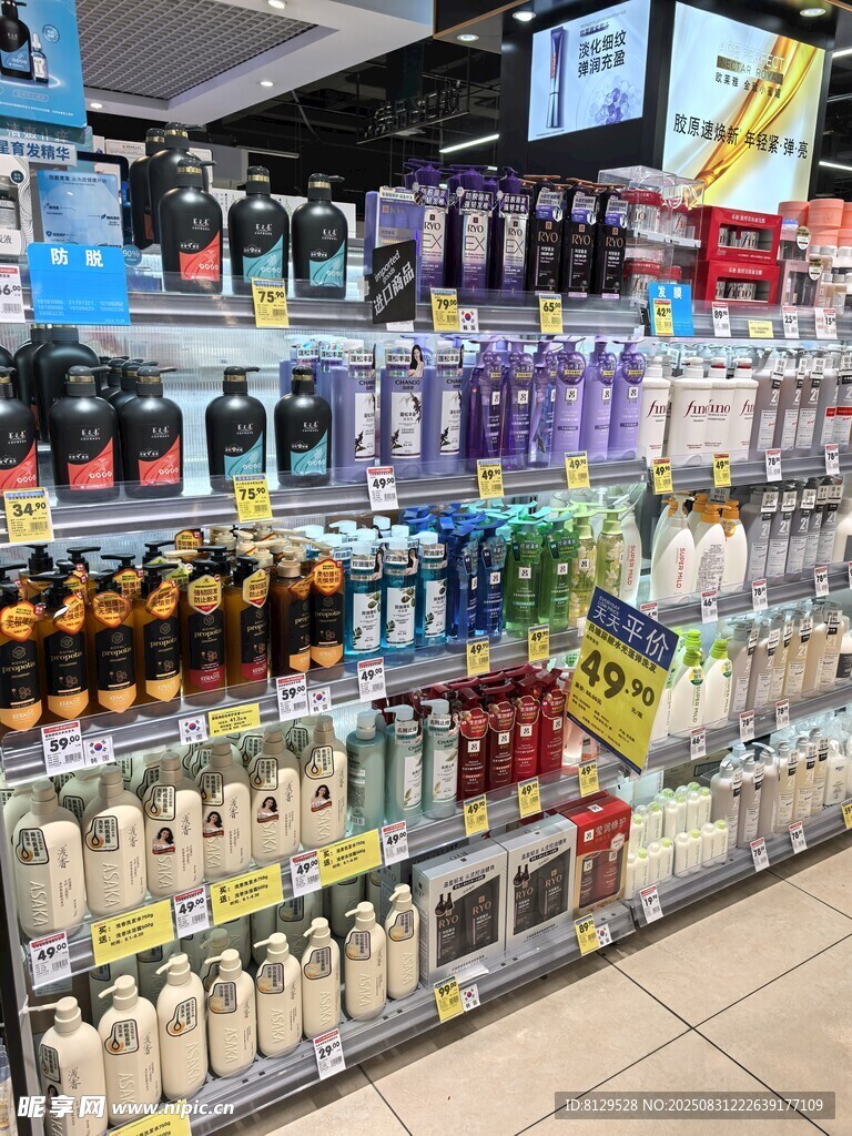 超市貨架上琳瑯滿目的飲品
