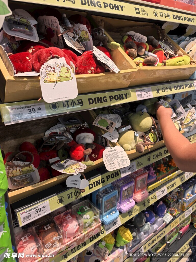 貨架上琳瑯滿目的毛絨玩具