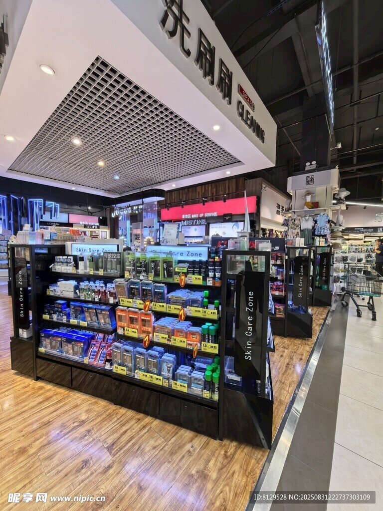 超市內(nèi)景展示豐富商品區(qū)