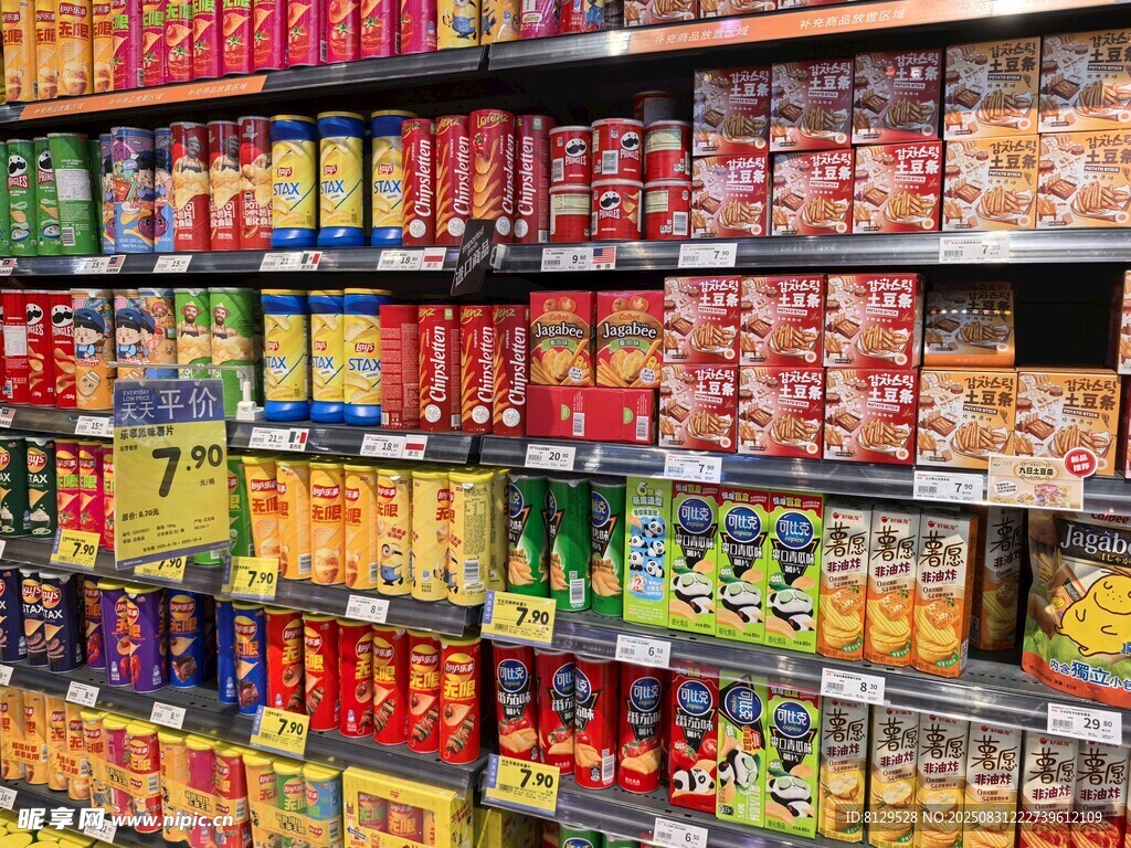 超市貨架上琳瑯滿目的食品