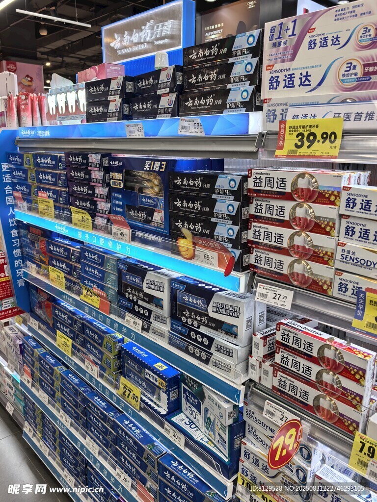 超市貨架上的豐富商品