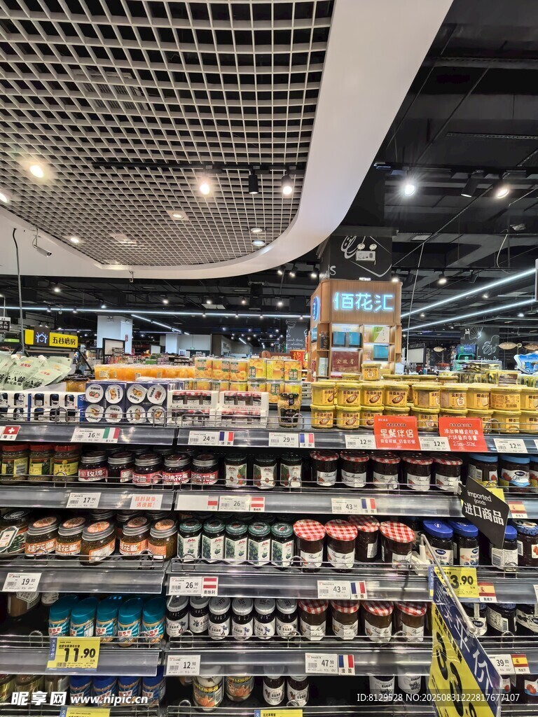 超市內(nèi)景琳瑯滿目的商品