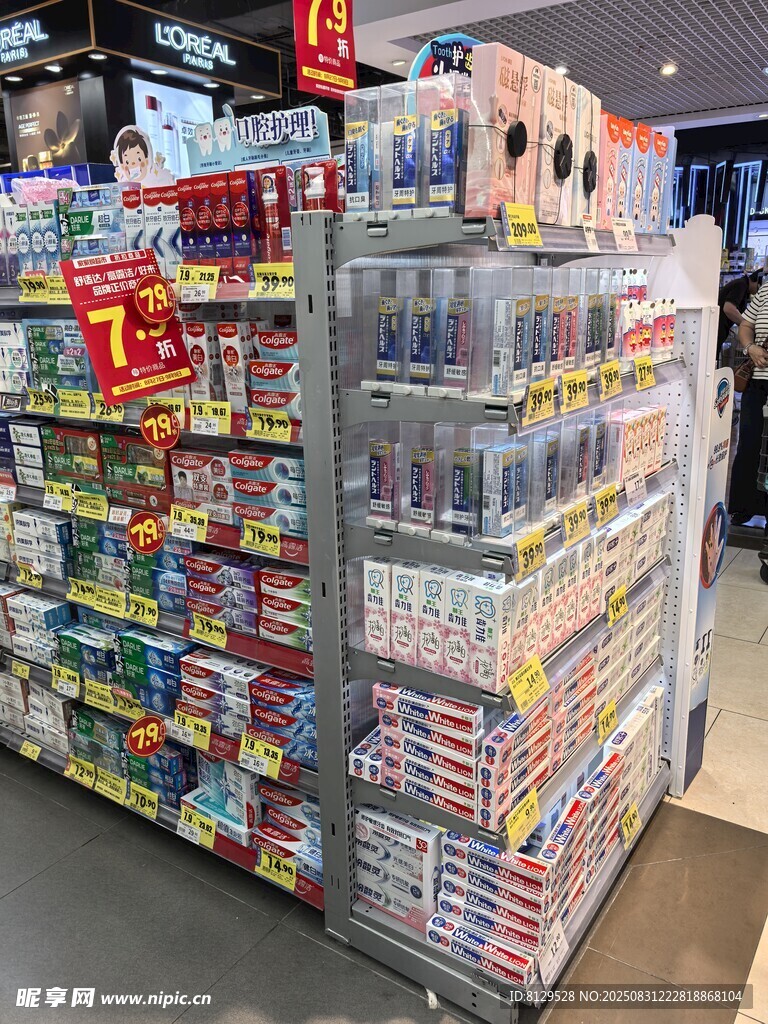 超市貨架上的多樣商品