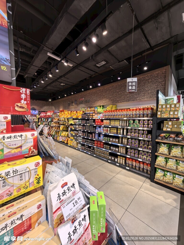 超市內(nèi)景展示豐富商品