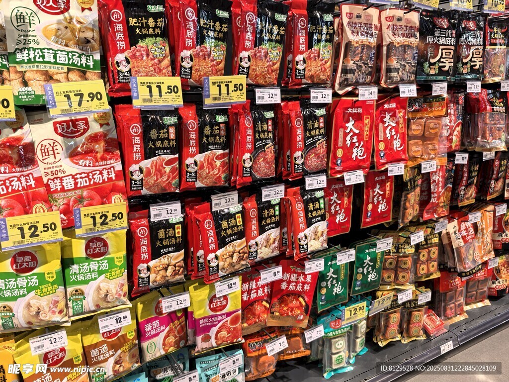 超市貨架上琳瑯滿目的零食