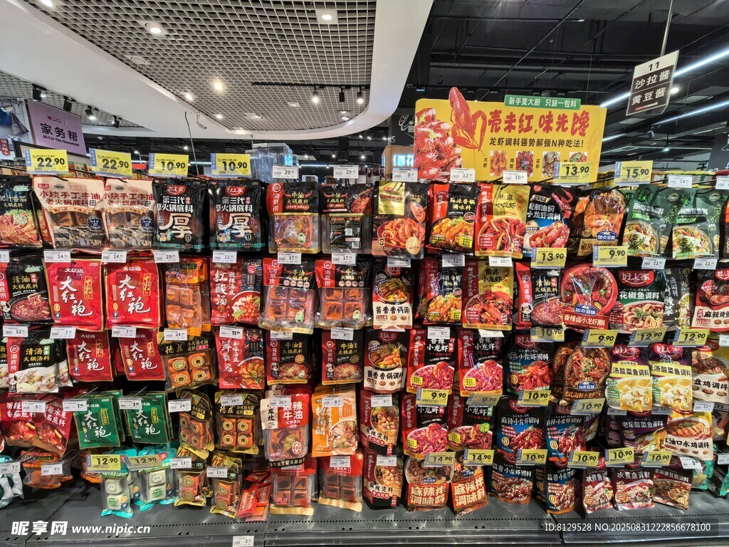 超市內琳瑯滿目的零食貨架