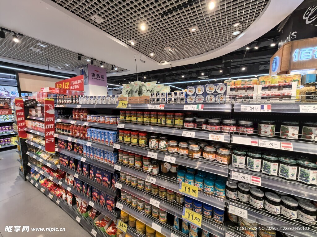 超市內琳瑯滿目的商品貨架