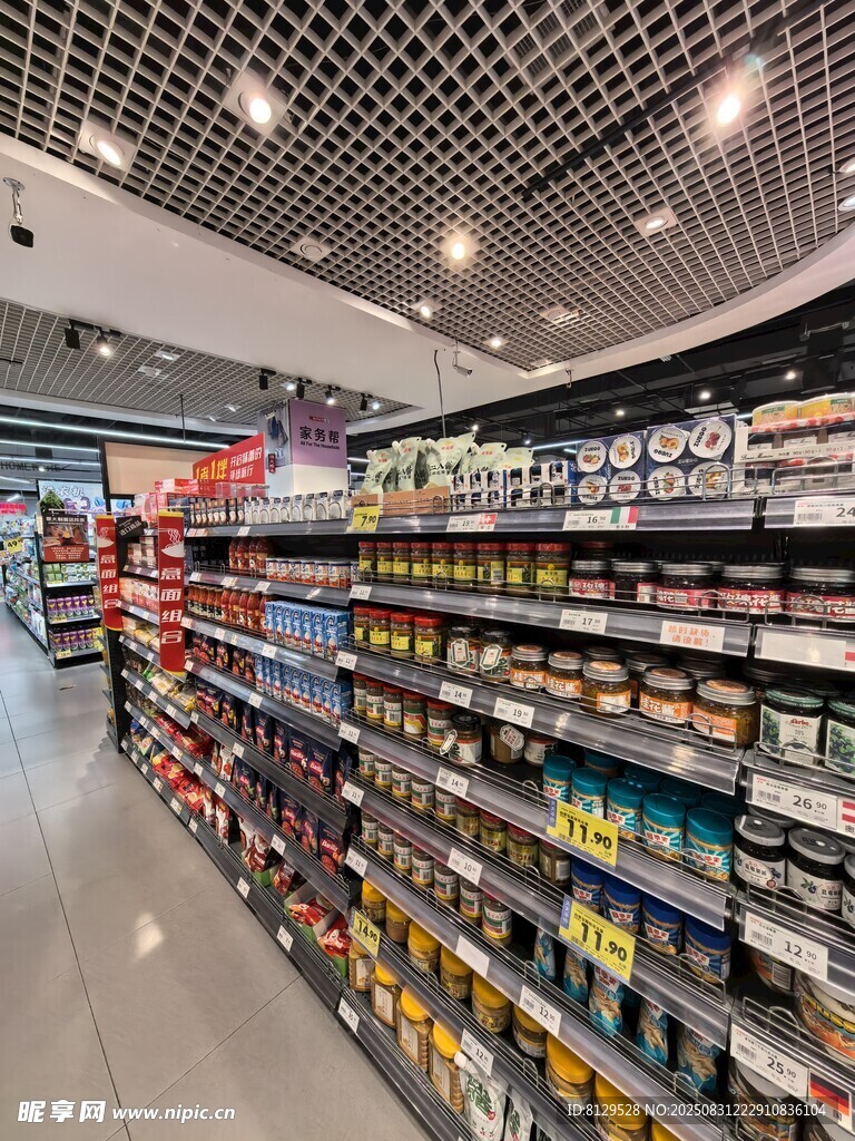 超市內琳瑯滿目的商品貨架