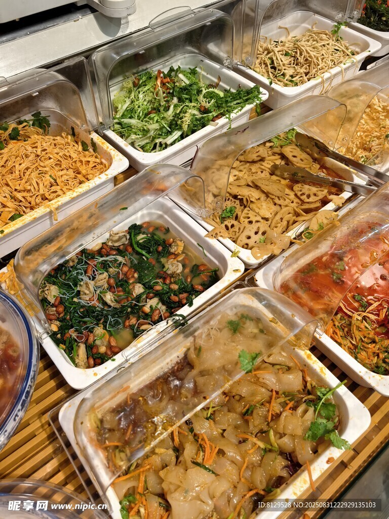 多樣美味盒裝菜肴展示