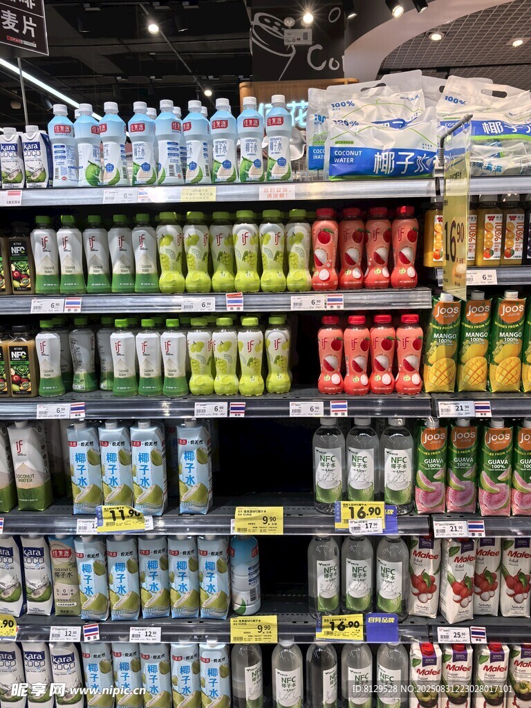 超市貨架上琳瑯滿目的飲料