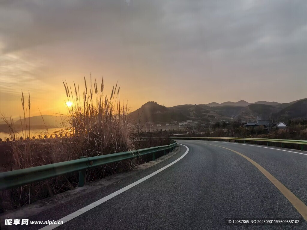 夕陽下的蜿蜒公路美景