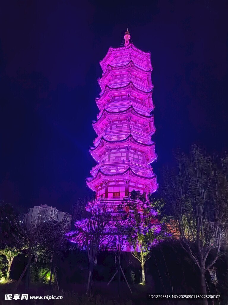 夜幕下璀璨的彩色寶塔