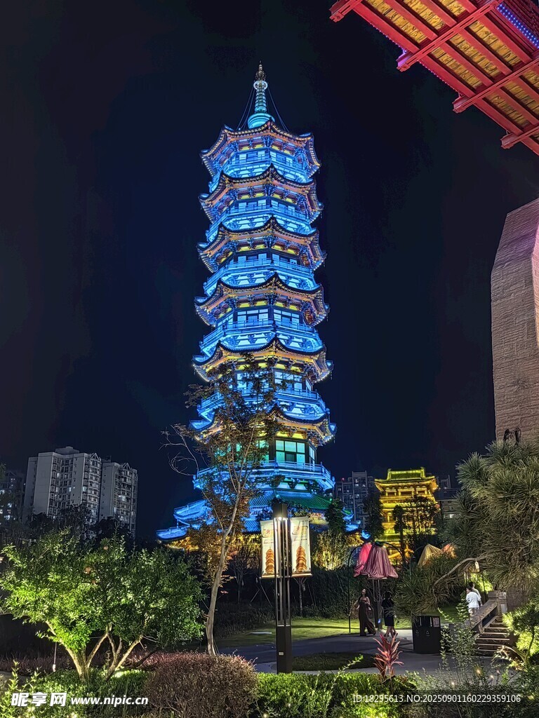 璀璨夜景中的絢麗寶塔