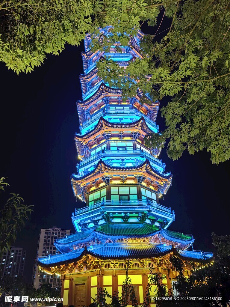 夜下璀璨寶塔