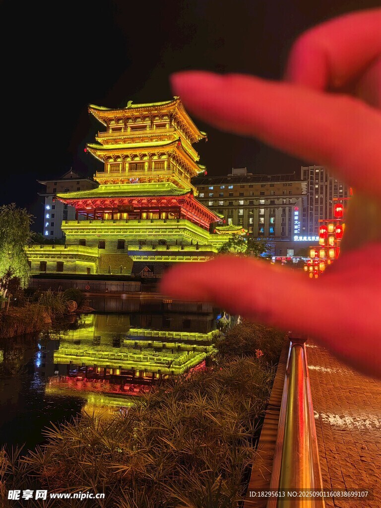 手托璀璨古樓夜景