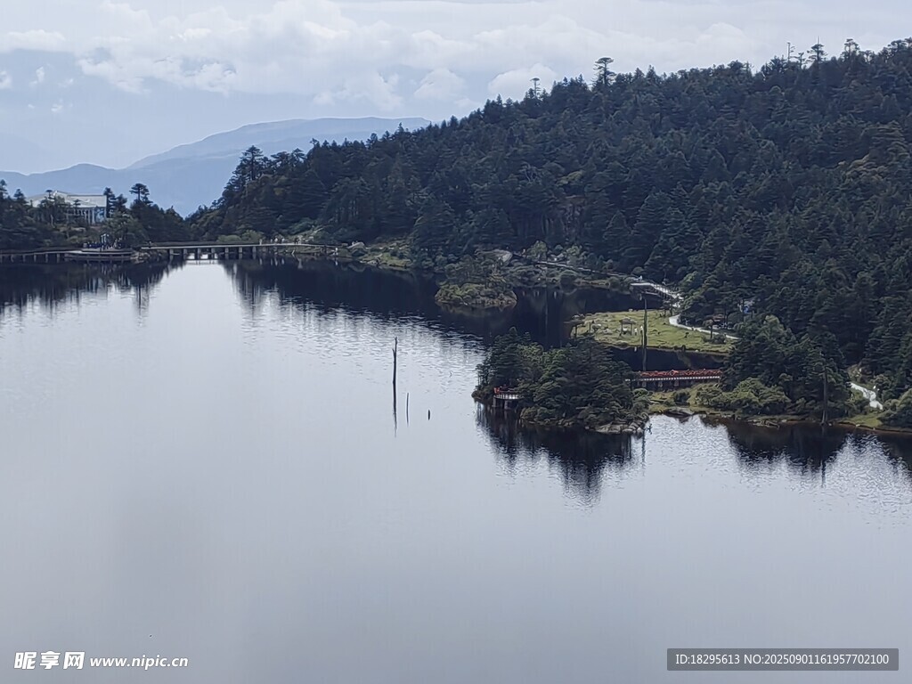 寧靜湖景與岸邊蔥郁山林